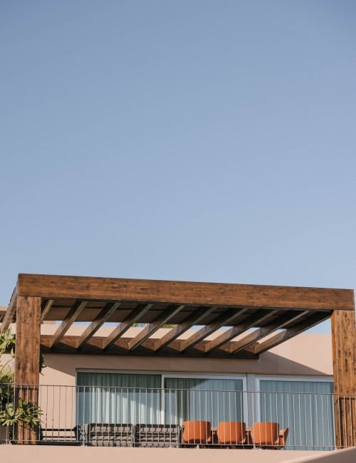 Pergola de madera en el techo de una villa en Salobre Golf, Gran Canaria.